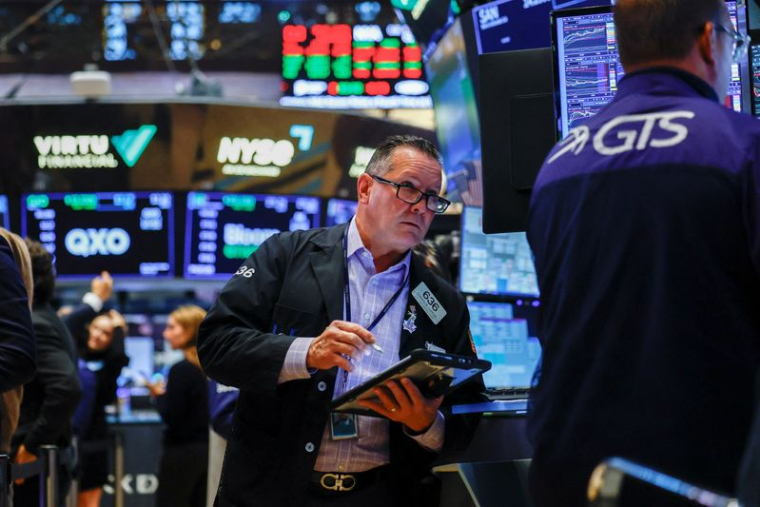 Un opérateur boursier travaille dans la salle des marchés de la Bourse de New York (NYSE), à New York