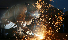 Un ouvrier travaille dans une usine de fabrication d'équipements navals en Chine