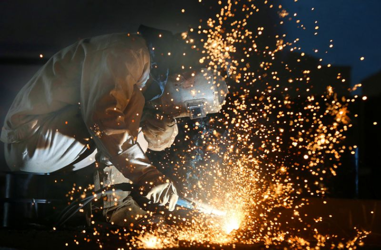 Un ouvrier travaille dans une usine de fabrication d'équipements navals en Chine
