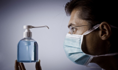 Sept sites internet de vente en ligne de matériel liés à la prévention ou au dépistage du coronavirus ont été fermés vendredi 27 mars par les gendarmes (Crédits photo : Adobe Stock -  )