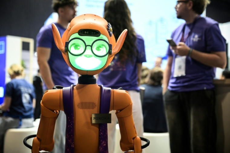 Le robot Mirokai de la société Enchanted Tool, présenté au salon VivaTech, le 17 juin 2026 à Paris ( AFP / JULIEN DE ROSA )