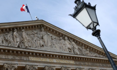 Un drapeau français flotte sur l'Assemblée nationale à Paris, France