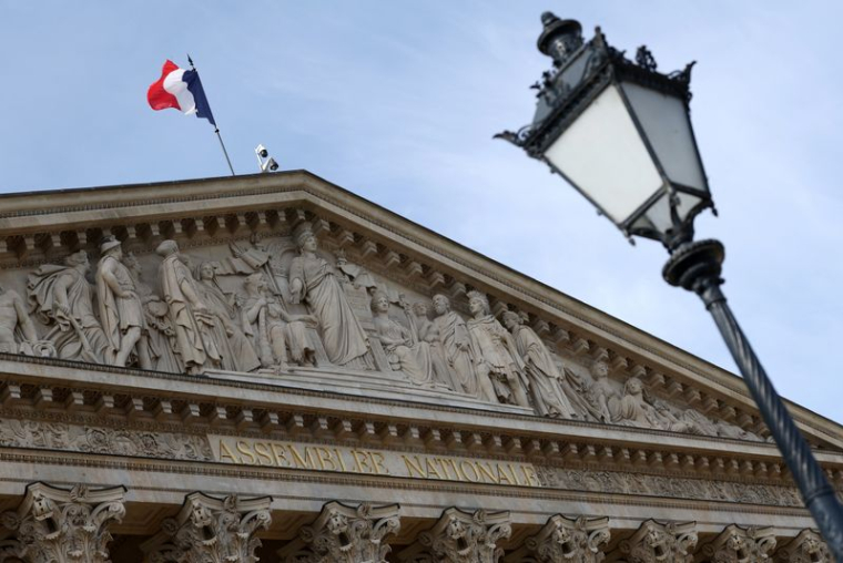Un drapeau français flotte sur l'Assemblée nationale à Paris, France