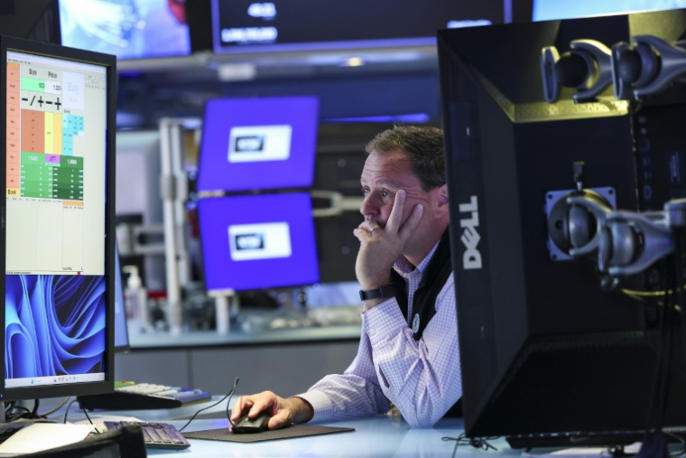 Un opérateur à la Bourse de New York le 27 mai 2026 ( AFP / ANGELA WEISS )