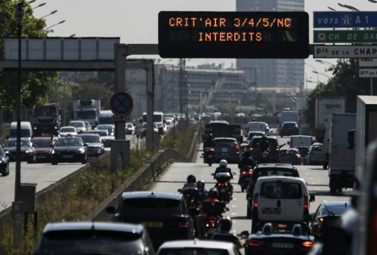 Le périphérique de Paris le 31 juillet 2020 avec un panneau interdisant la circulation des véhicules les plus polluants ( AFP / ALAIN JOCARD )