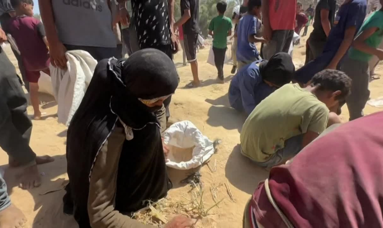 Des habitants de Gaza se bousculent pour l'aide larguée par avion à Al-Zawayda