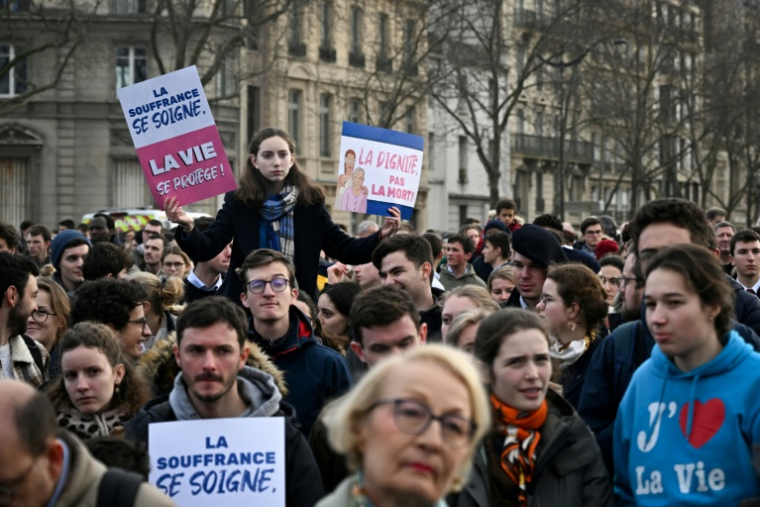 Manifestation d'opposants à la future loi fin de vie lors d'une "marche pour la vie" organisée chaque année par des militants s'inscrivant dans les rangs catholiques conservateurs, le 18 janvier 2026 à Paris  ( AFP / Martin LELIEVRE )