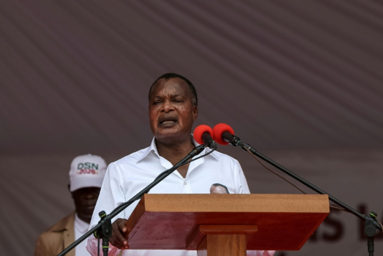 Le président congolais sortant et candidat à sa réélection Denis Sassou Nguesso fait un discours pendant un meeting de campagne à Brazzaville, le 13 mars 2026 ( AFP / Daniel BELOUMOU OLOMO )
