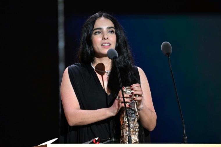 L'actrice française Hafsia Herzi remporte le César de la meilleure actrice pour son rôle de matonne dans le thriller "Borgo" lors de la 50e cérémonie des César, le 28 février 2025 à Paris ( AFP / Bertrand GUAY )