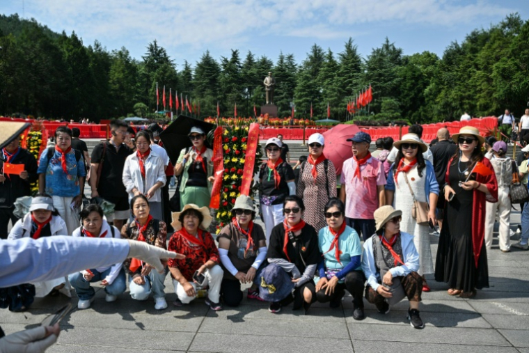 Des personnes posent rendent hommage à Mao Zedong sur la place de la statue de bronze de Mao Zedong à Shaoshan, en Chine, le 9 septembre 2026 ( AFP / Hector RETAMAL )