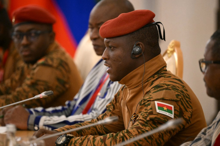 Ibrahim Traore, le 10 mai 2025, à Moscou ( AFP / ANGELOS TZORTZINIS )