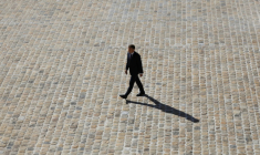 Le président Emmanuel Macron dans la cour de l'Hôtel des Invalides, le 16 septembre 2026 à Paris  ( AFP / Ludovic MARIN )