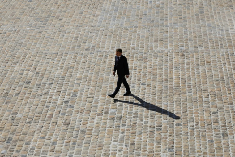 Le président Emmanuel Macron dans la cour de l'Hôtel des Invalides, le 16 septembre 2026 à Paris  ( AFP / Ludovic MARIN )