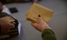 Dépouillement des bulletins de vote lors du 1er tour des municipales à Perpignan, le 15mars 2026 dans les Pyrénées-Orientales ( AFP / Ed JONES )