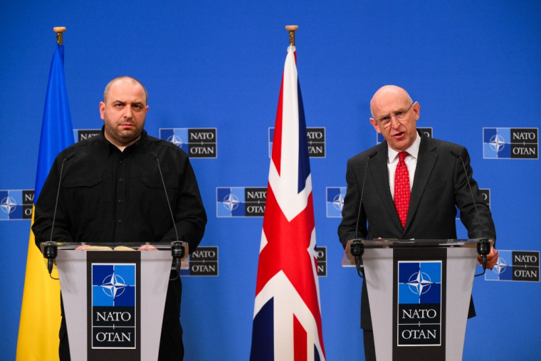 Le ministre ukrainien de la Défense, Rustem Umerov, et son homologue britannique John Healey, à Bruxelles, le 11 avril 2025 ( AFP / JOHN THYS )