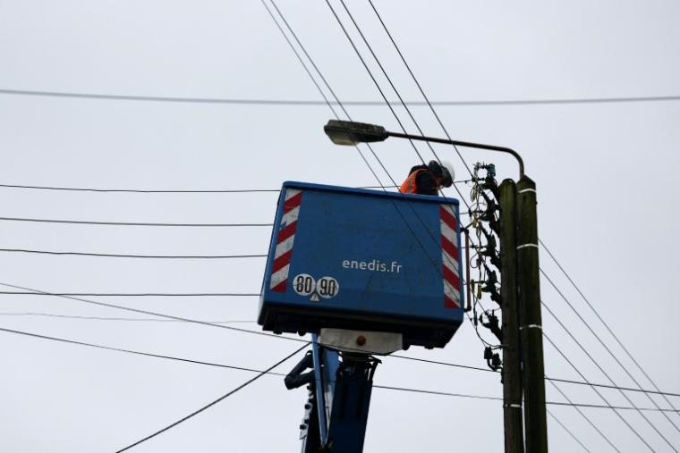 Un employé d'Enedis répare des lignes électriques endommagées par des rafales de vent à Cousolre, près de Maubeuge, dans le Nord, le 17 février 2026 ( AFP / Sameer AL-DOUMY )