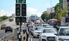 Des automobilistes passent à côté de feux de signalisation éteints, après une panne d’électricité nationale, le 17 octobre 2026 à Colombo, au Sri Lanka ( AFP / Ishara S. KODIKARA )