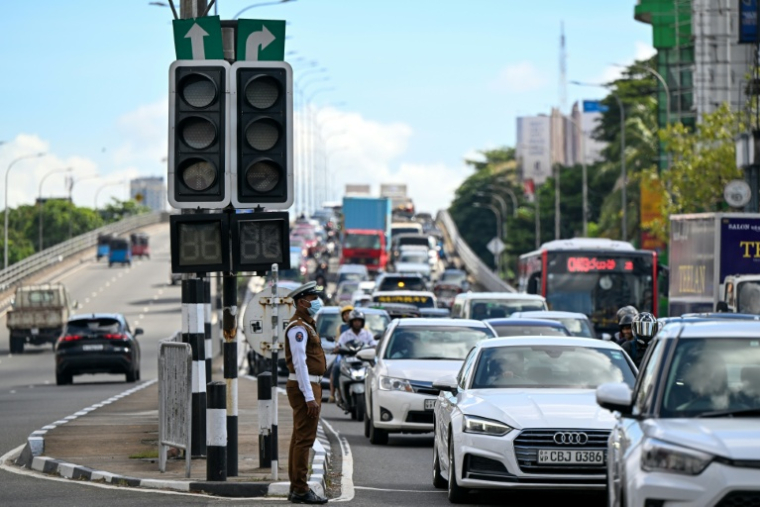 Des automobilistes passent à côté de feux de signalisation éteints, après une panne d’électricité nationale, le 17 octobre 2026 à Colombo, au Sri Lanka ( AFP / Ishara S. KODIKARA )