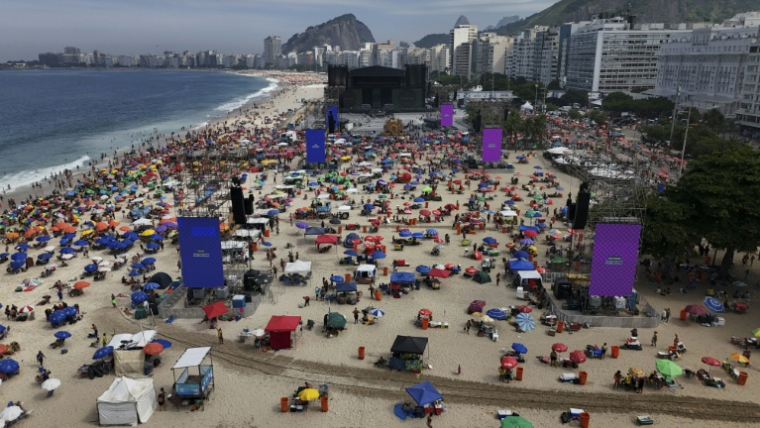Vue aérienne de la scène où doit se produire Shakira, sur la plage de Copacabana à Rio, le 2 mai 2026 ( AFP / Pablo PORCIUNCULA )