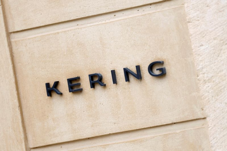 Le logo du groupe de luxe français Kering est visible au siège de l'entreprise à Paris, France