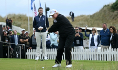Le président américain Donald Trump, sous le regard de son fils Eric Trump, effectue le premier coup de départ pour inaugurer le parcours Trump International Golf Links à Balmedie, dans l'Aberdeenshire, au nord-est de l'Ecosse, le 29 juillet 2025 ( AFP / Brendan SMIALOWSKI )