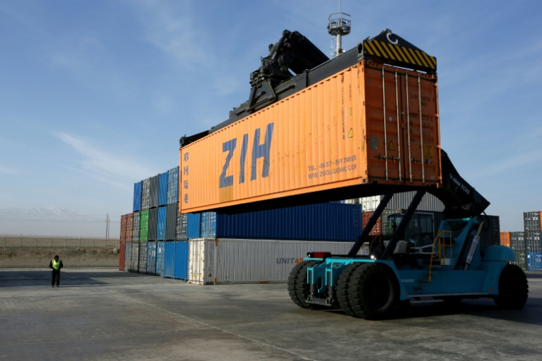 Un chariot élévateur déplace un conteneur pour le charger sur un train de marchandises à la gare de Dostyk, à la frontière kazakho-chinoise, le 19 novembre 2025 ( AFP / Ruslan PRYANIKOV )