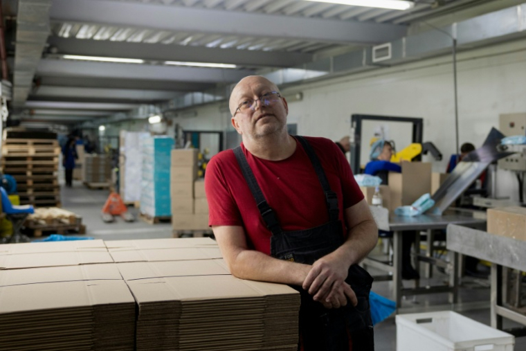 Anatoliï Synkov, dans l'entreprise Biosphere qui l'emploie, à Dnipro le 21 avril 2026, en Ukraine ( AFP / Tetiana DZHAFAROVA )