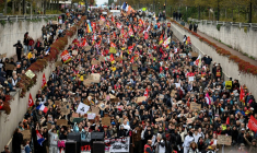 Des manifestants défilent contre le Rassemblement national (RN), le 24 octobre 2026 à Orléans, où le parti d'extrême droite tient son congrès ( AFP / SIMON WOHLFAHRT )