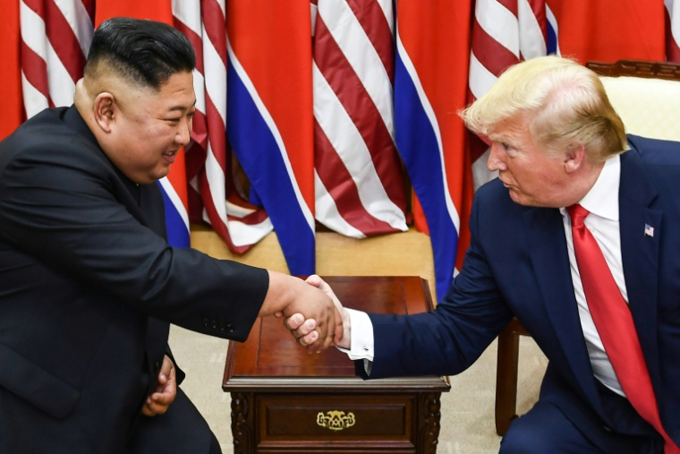 Le dirigeant nord-coréen Kim Jong Un et le président américain Donald Trump se serrent la main, le 30 juin 2019 dans la zone de sécurité commune intercoréenne, Panmunjom ( AFP / Brendan Smialowski )