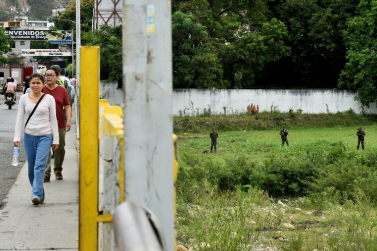Des militaires vénézuéliens patrouillent aux abords du pont Simon Bolivar à la frontière entre la Colombie et le Venezuela, le 16 octobre 2025 ( AFP / Schneyder Mendoza )