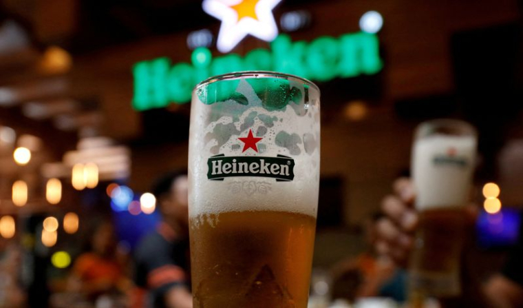 Photo d'archives. Un verre de bière Heineken dans un restaurant à Hanoï, Vietnam