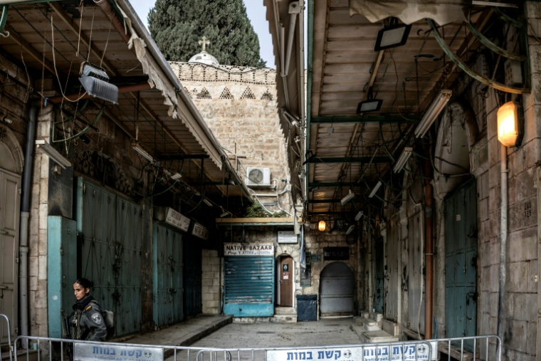 Barrage de la police israélienne filtrant les accès à l’église du Saint-Sépulcre où  est célébrée la messe de Pâques, à huis clos en raison de la guerre, dans la vieille ville de Jérusalem, le 5 avril 2026  ( AFP / MARCO LONGARI )