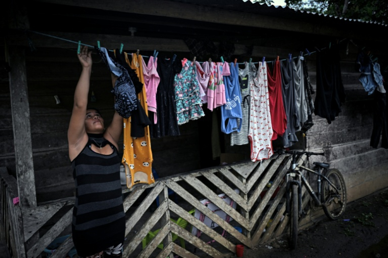 Maricel Sanchez étend du linge chez elle dans la petite ville de Limon, dans la province de Cocle, au Panama, le 14 mai 2025 ( AFP / MARTIN BERNETTI )