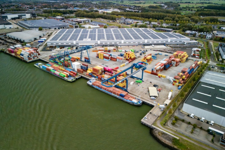 Vue aérienne, prise le 17 septembre 2025 et distribuée par Zero Emission Service le 24 septembre 2025, du MS Den Bosch Max Groen, un navire transport de conteneurs sans émission sur les voies navigables intérieures, amarré au port de Rotterdam, aux Pays-Bas ( Zero Emission Service / Etienne Hessels )