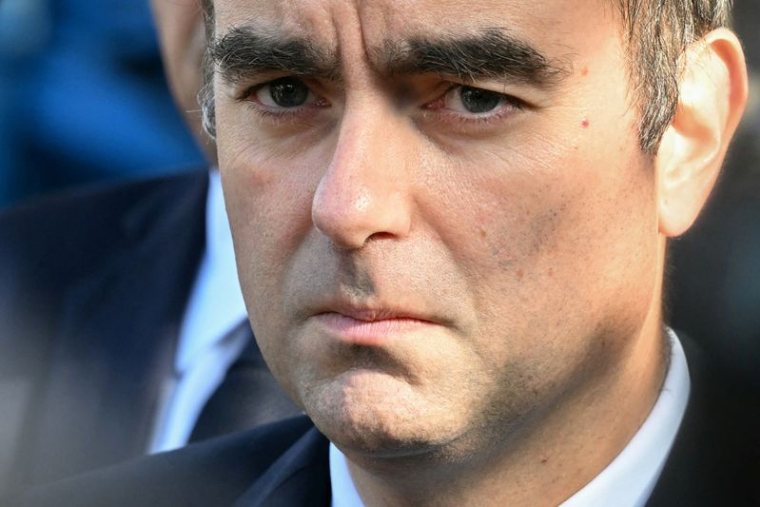 Le Premier ministre français Lecornu visite le commissariat de la police nationale à L'Hay-les-Roses