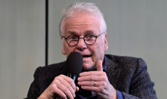 L'ancien député européen Daniel Cohn-Bendit prend la parole sur scène après avoir reçu le Prix de l’Académie de Berlin 2025, le 25 novembre 2025 à Berlin ( AFP / John MACDOUGALL )