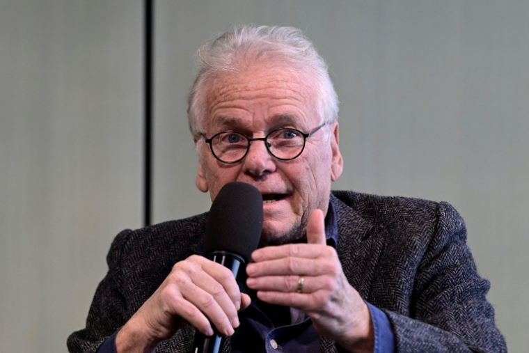 L'ancien député européen Daniel Cohn-Bendit prend la parole sur scène après avoir reçu le Prix de l’Académie de Berlin 2025, le 25 novembre 2025 à Berlin ( AFP / John MACDOUGALL )