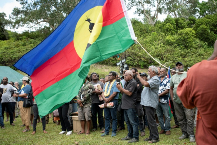 Le président du mouvement indépendantiste calédonien du Front de libération nationale kanak et socialiste (FLNKS) Christian Tein (C) lors d'un congrès extraordinaire à Ponérihouen, sur la côte Est de la Grande Terre, en Nouvelle-Calédonie, le 6 décembre 2025 ( AFP / Delphine MAYEUR )
