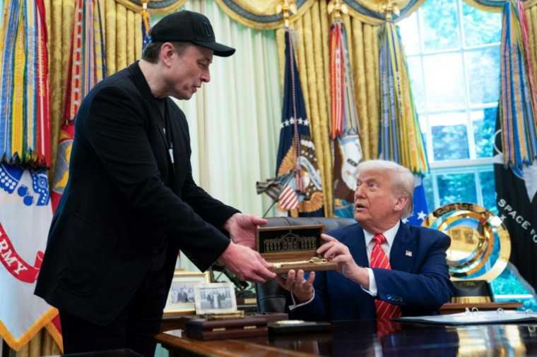 Le président américain Donald Trump (D) serre la main de son ex-conseiller l'homme d'affaires Elon Musk (G) lors d'une conférence de presse dans le bureau ovale de la Maison Blanche à Washington, aux Etats-Unis, le 30 mai 2025 ( AFP / Allison ROBBERT )