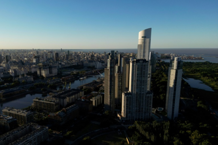 Vue aérienne du quartier de Puerto Madero et la ville de Buenos Aires, le 7 février 2025 en Argentine ( AFP / Luis ROBAYO )