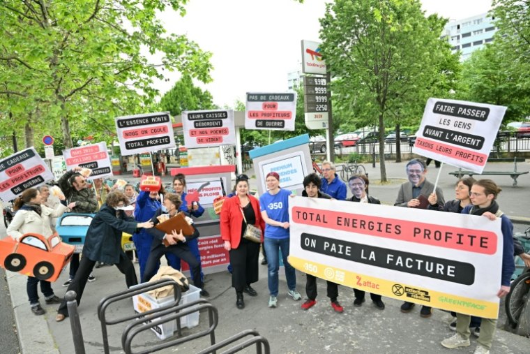 Des manifestants rassemblés à l'appel d'ONG écologistes à l'occasion de la publication des résultats du géant français pétrogazier, le 29 avril 2026 à Paris  ( AFP / Martin LELIEVRE )