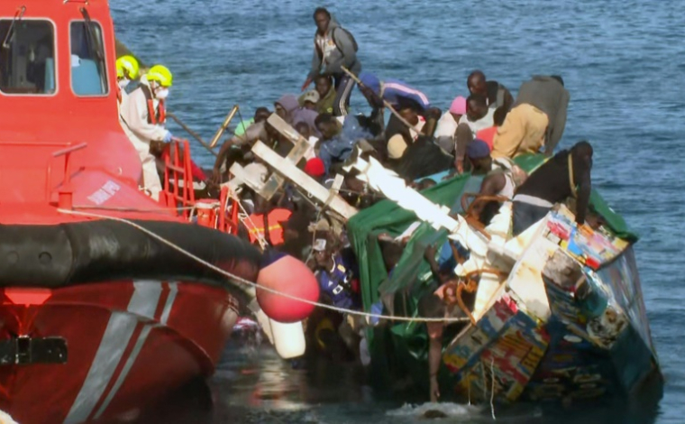 Image tirée d'une vidéo diffusée par Television Canaria montrant des sauveteurs tentant de sauver des migrants de la noyade après le chavirement de leur bateau surchargé, dans le port de La Restinga, sur l'île d'El Hierro, le 28 mai 2025 aux Canaries ( TELEVISION CANARIA / Handout )