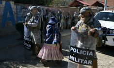 Des membres des forces de sécurité gardent une route après sa réouverture, auparavant bloquée par des manifestants exigeant la démission du président Rodrigo Paz,  le 5 juin 2026 à Carreras, dans le département de La Paz, en Bolivie ( AFP / Marvin RECINOS )