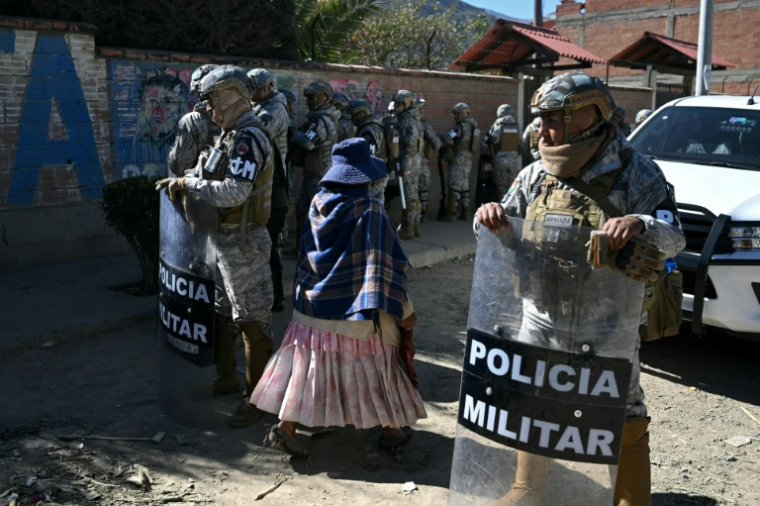Des membres des forces de sécurité gardent une route après sa réouverture, auparavant bloquée par des manifestants exigeant la démission du président Rodrigo Paz,  le 5 juin 2026 à Carreras, dans le département de La Paz, en Bolivie ( AFP / Marvin RECINOS )