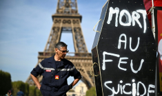 Sur le campement des syndicats de pompiers installé au pied de la tour Eiffel à Paris, le 27 septembre 2026 ( AFP / JULIEN DE ROSA )