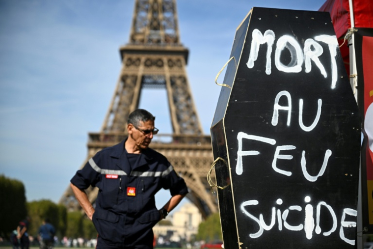 Sur le campement des syndicats de pompiers installé au pied de la tour Eiffel à Paris, le 27 septembre 2026 ( AFP / JULIEN DE ROSA )