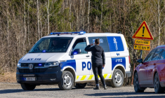Un véhicule de police bloque l'accès à la route de Savistontie, près de Kouvola, où deux drones non identifiés se sont écrasés,le 29 mars 2026 dans le sud-est de la Finlande  ( Lehtikuva / Sasu JAERNSTEDT )