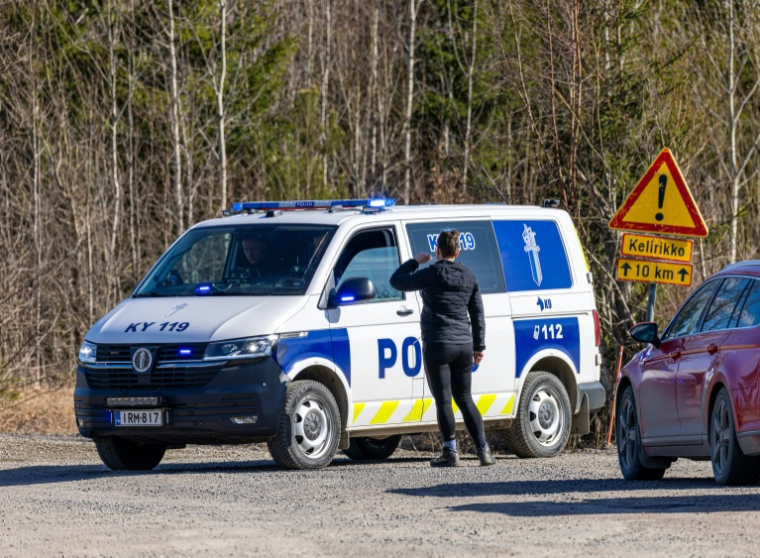 Un véhicule de police bloque l'accès à la route de Savistontie, près de Kouvola, où deux drones non identifiés se sont écrasés,le 29 mars 2026 dans le sud-est de la Finlande  ( Lehtikuva / Sasu JAERNSTEDT )