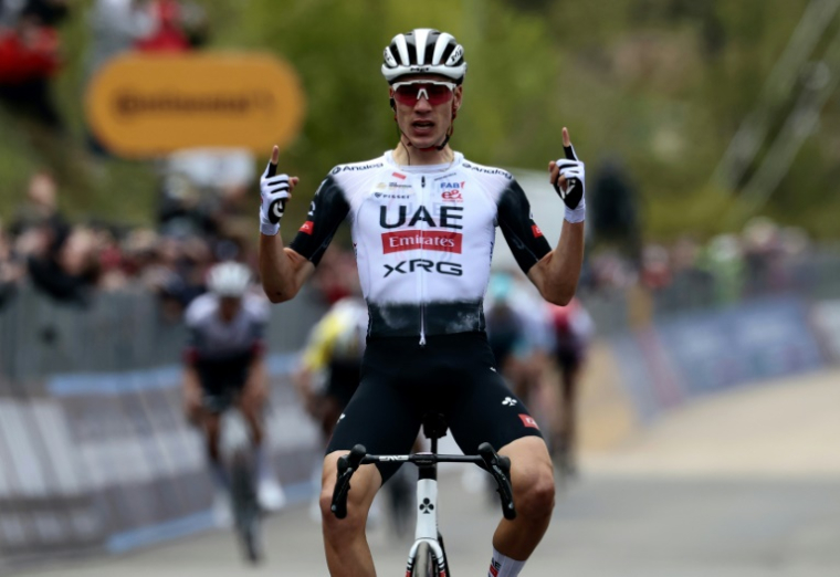 L'espagnol Juan Ayuso, vainqueur de la 7e étape du Giro, le 16 mai 2025 à Tagliacozzo ( AFP / Luca Bettini )