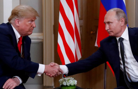 Le président américain Donald Trump et le président russe Vladimir Poutine se serrent la main lors de leur rencontre à Helsinki